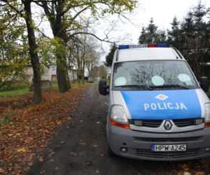 Rzucił się na policjantów z nożami, zastrzelili go