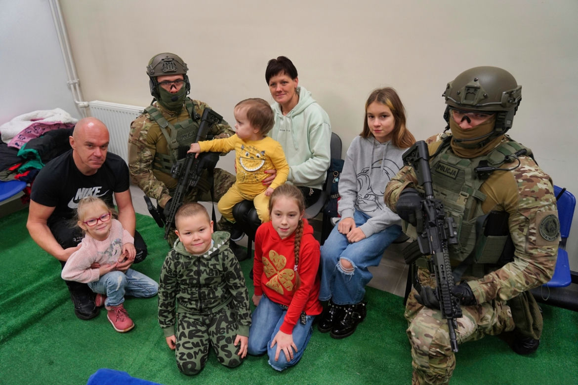 Policjanci z Bydgoszczy spełnili marzenie chorego na nowotwór Natanka! Piękny gest [ZDJĘCIA] 