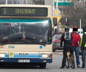 Wepchnęli Piotra pod autobus z zemsty. Tragedia w Pabianicach