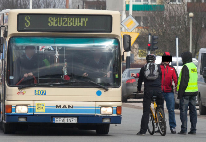 Wepchnęli Piotra pod autobus z zemsty. Tragedia w Pabianicach