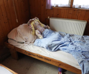 Lalka śpiąca w łóżku i urządzenia rehabilitacyjne. Co znajduje się w opuszczonym sanatorium przy polskiej granicy? [ZDJĘCIA]