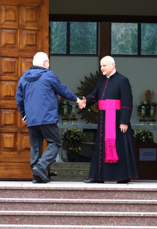 Wiosenny Lech Wałęsa na wielkanocnej mszy