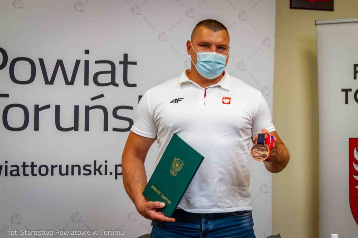 Sportowiec Piotr Kąkol z gminy Obrowo dumą regionu. Gratulacje posypały się w Starostwie Powiatowym