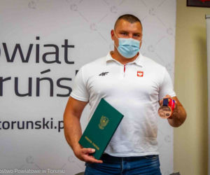 Sportowiec Piotr Kąkol z gminy Obrowo dumą regionu. Gratulacje posypały się w Starostwie Powiatowym