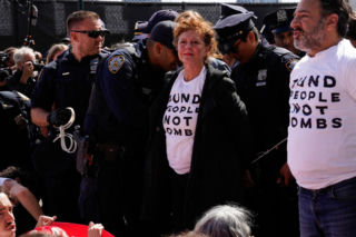 Susan Sarandon w kajdankach! Laureatka Oscara zatrzymana przez policję w Nowym Jorku. Nie była sama