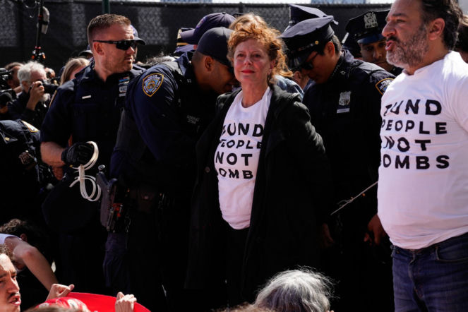 Susan Sarandon w kajdankach! Laureatka Oscara zatrzymana przez policję w Nowym Jorku. Nie była sama