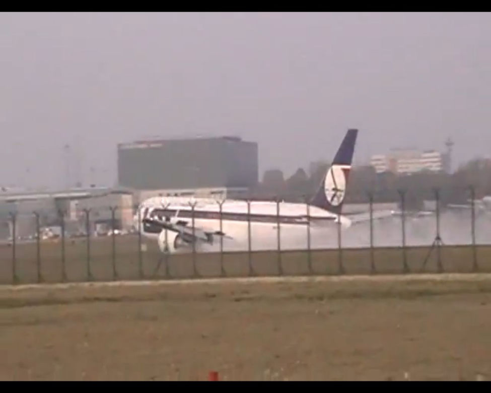 Awaryjne lądowanie Boeinga 767 na Okęciu - NOWE ZDJĘCIA