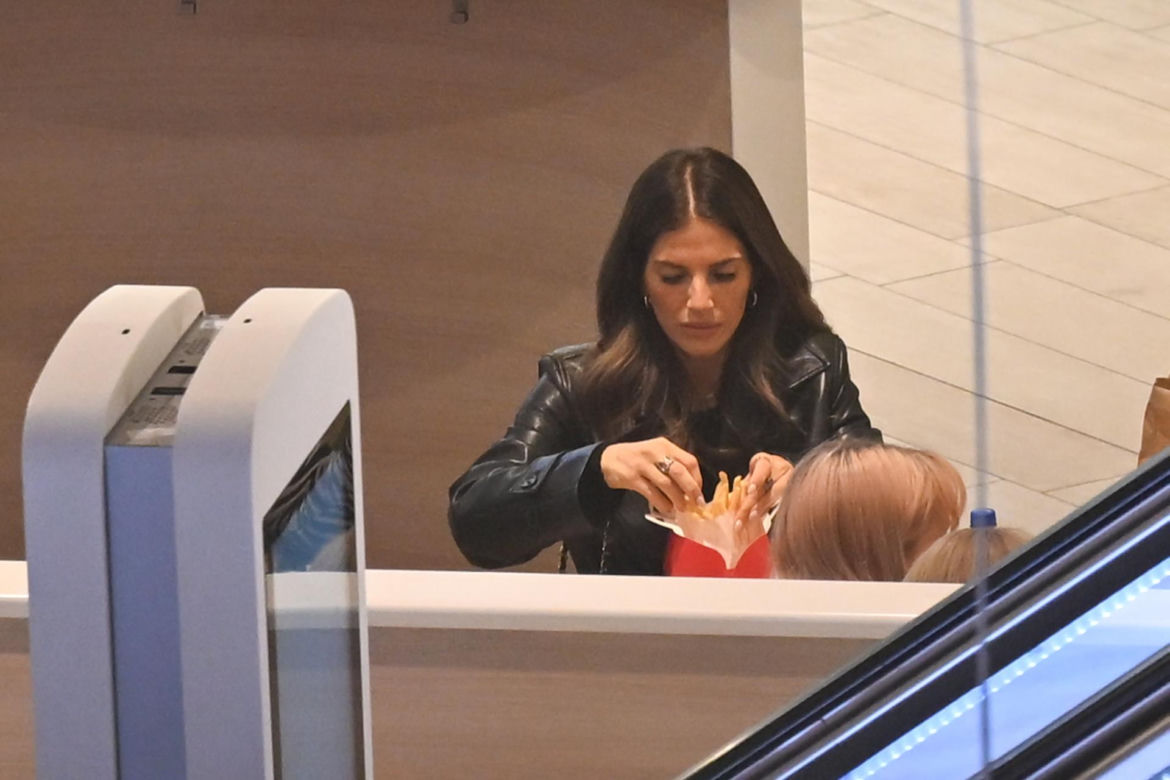 Weronika Rosati kurzy w McDonaldzie przy dziecku