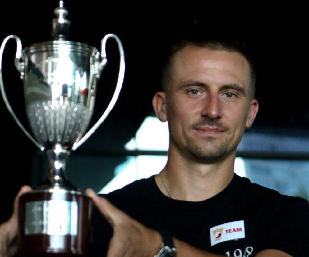 Tenisista Jan Zieliński trzyma srebrny puchar. O sukcesach Polaków na turnieju ATP Chengdu przeczytasz na SE Supersport.