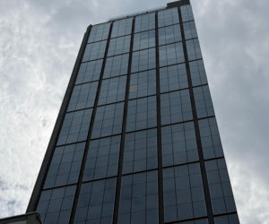 Potężna szyba runęła z Varso Tower! Co się dzieje z najwyższym wieżowcem w UE?