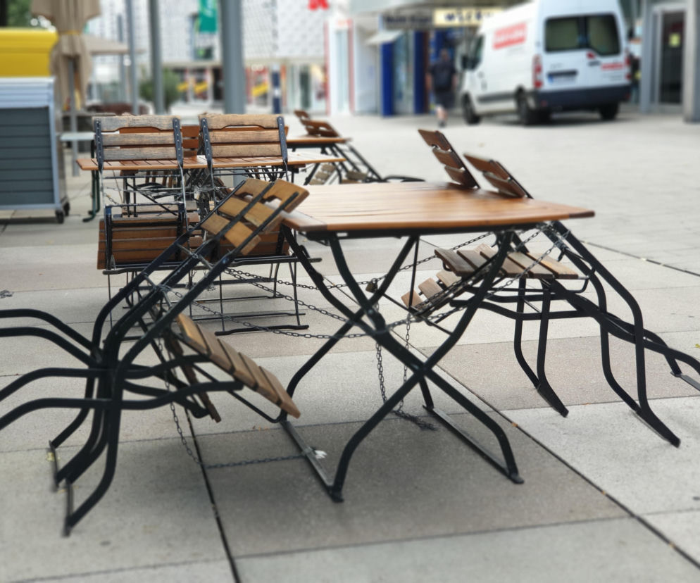 Krzesła przy restauracji