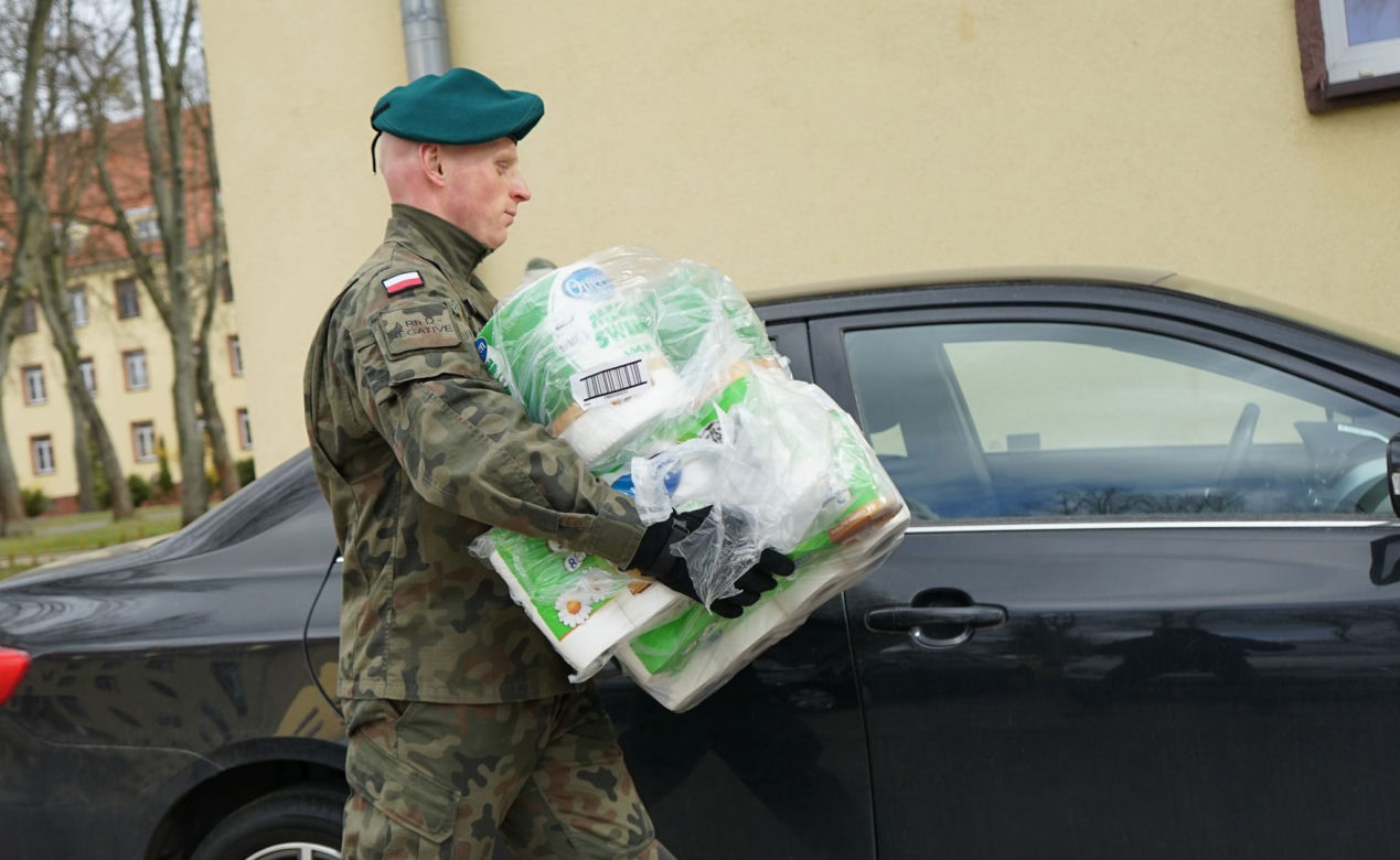 Żołnierze pomagają medykom ze szczecińskiego szpitala