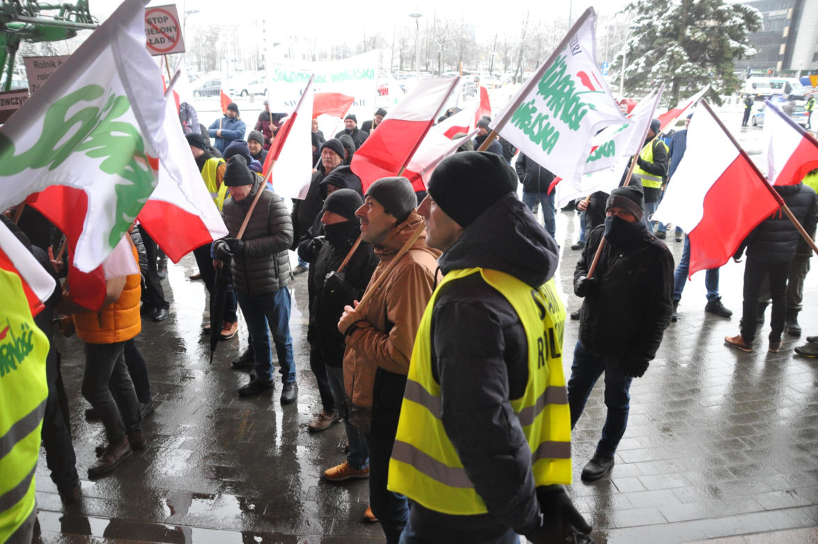 Protest rolników przed Urzędem Wojewódzkim w Kielcach