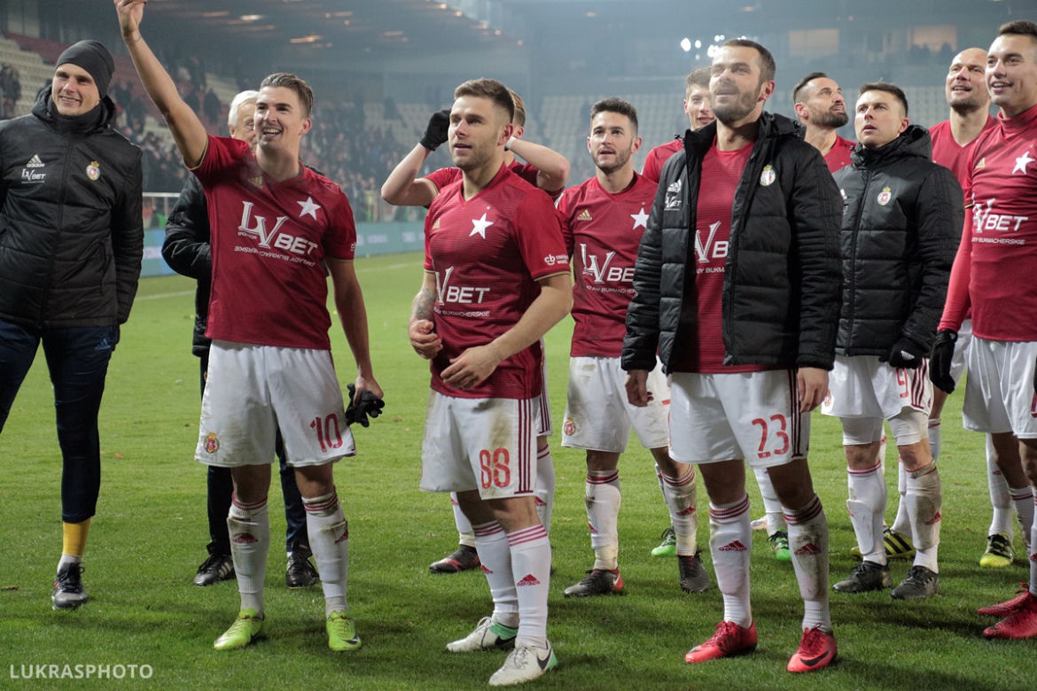 Derby Krakowa: Kibole ostrzelali sektor gości. Cały stadion w dymie [ZDJĘCIA, WIDEO, AUDIO]