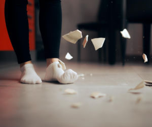 Nagła niezdarność to nie zawsze roztargnienie. Kiedy może wskazywać na chorobę Parkinsona?