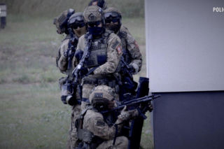 Szturm kontrterrorystów pod Wadowicami! Mężczyzna uwięził swoją rodzinę