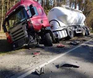 Koszmarny wypadek w Łódzkiem: Senior jechał swoim VW wprost pod pędzącą ciężarówkę!