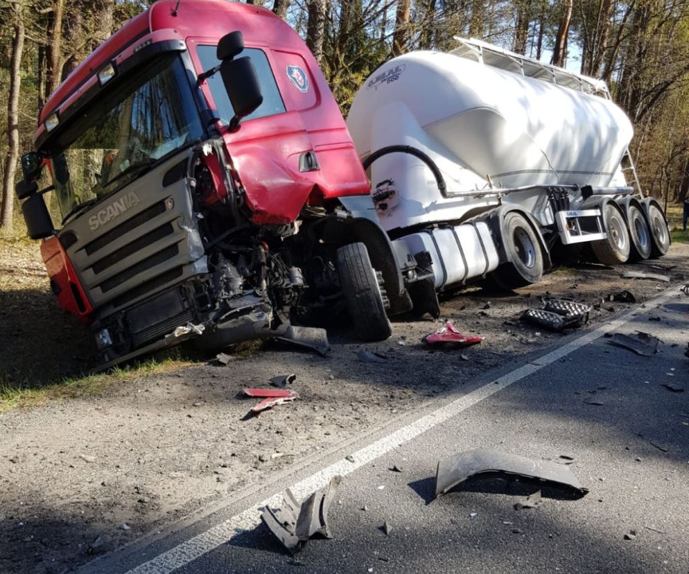 Koszmarny wypadek w Łódzkiem: Senior jechał swoim VW wprost pod pędzącą ciężarówkę!