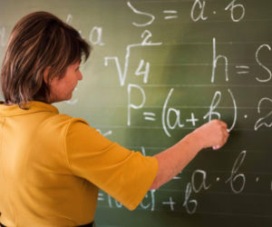 Powtórka z podstawówki. Obliczysz x w równaniu: (25−5×3)+16:4×x=18. Na podanie poprawnej odpowiedzi masz 15 sekund