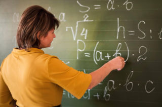 Powtórka z podstawówki. Obliczysz x w równaniu: (25−5×3)+16:4×x=18. Na podanie poprawnej odpowiedzi masz 15 sekund