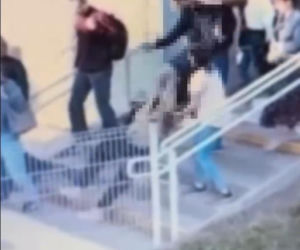 Schodziła po schodach, nagle obcy mężczyzna kopnął ją w głowę. Tłumaczenie poraża: Wydawało mi się...