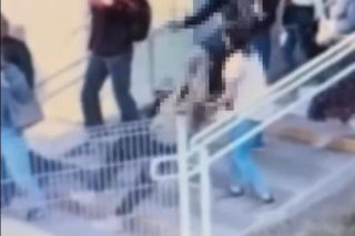Schodziła po schodach, nagle obcy mężczyzna kopnął ją w głowę. Tłumaczenie poraża: Wydawało mi się...