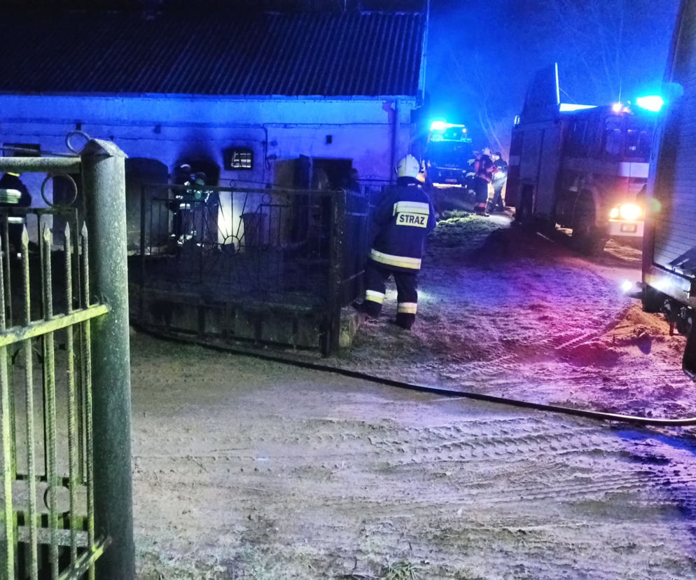 Nocny pożar w Kobiernikach pod Płockiem! Było gęsto od dymu! [ZDJĘCIA]