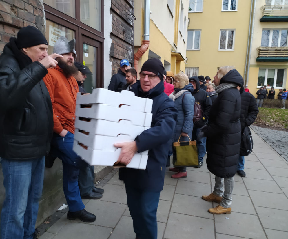 Najwytrwalsi stali od północy. Kolejka przed cukiernią na Woli