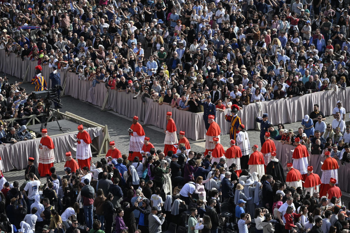 Trumna z ciałem papieża Franciszka przeniesiona w procesji do bazyliki Św. Piotra