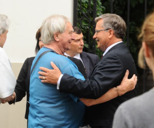 Prezydent Bronisław Komorowski z żoną Anną wychodzą z domu na zaprzysiężenie