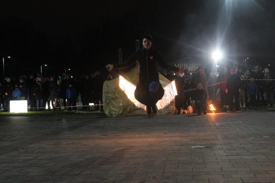 WOŚP 2023 w Krakowie: Fire Show w Nowej Hucie w wykonaniu grupy Spontan Fire