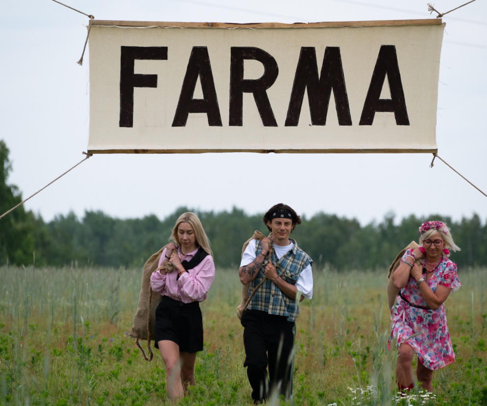 Trzech uczestników reality show Farma – dwie kobiety i mężczyzna – idzie przez zielone pole, niosąc worki na ramionach, pod transparentem z napisem FARMA, symbolizującym nowe wyzwania programu. O kolejnych sezonach show przeczytasz na naszym portalu.