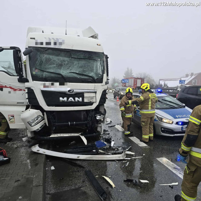 Ciężarówka zderzyła się z autobusem na zakopiance. Ucierpiało co najmniej 5 osób