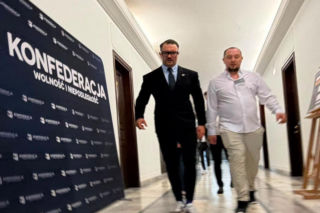 Patostreamer na sejmowych korytarzach. Politycy nie kryją oburzenia