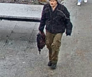 Damski bokser zaatakował kobietę w centrum Torunia. Policja prosi o pomoc