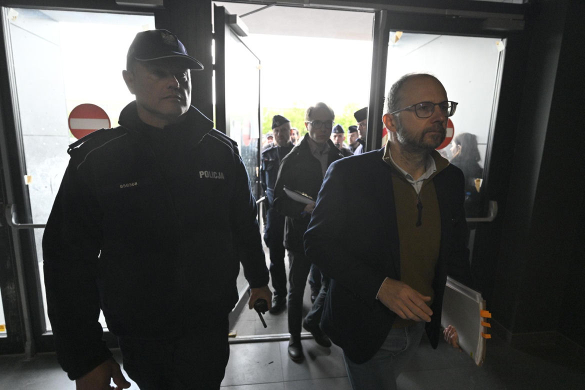 Komornicy na Modlińskiej. Nerwowe starcie przy hali na Białołęce. Ostry konflikt kupców z zarządcą hali