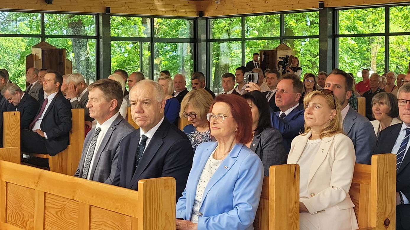 Modlili się w podzięce za wygraną Nawrockiego. Politycy PiS zjechali do słynnego sanktuarium