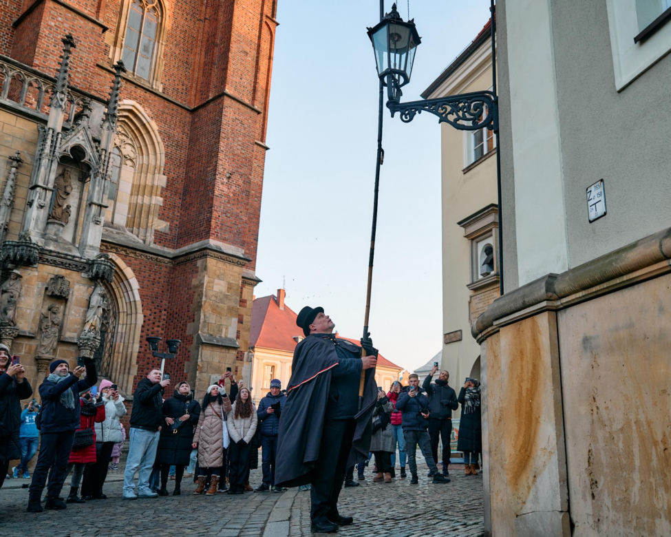 Wrocławski latarnik zapala 99 lamp gazowych