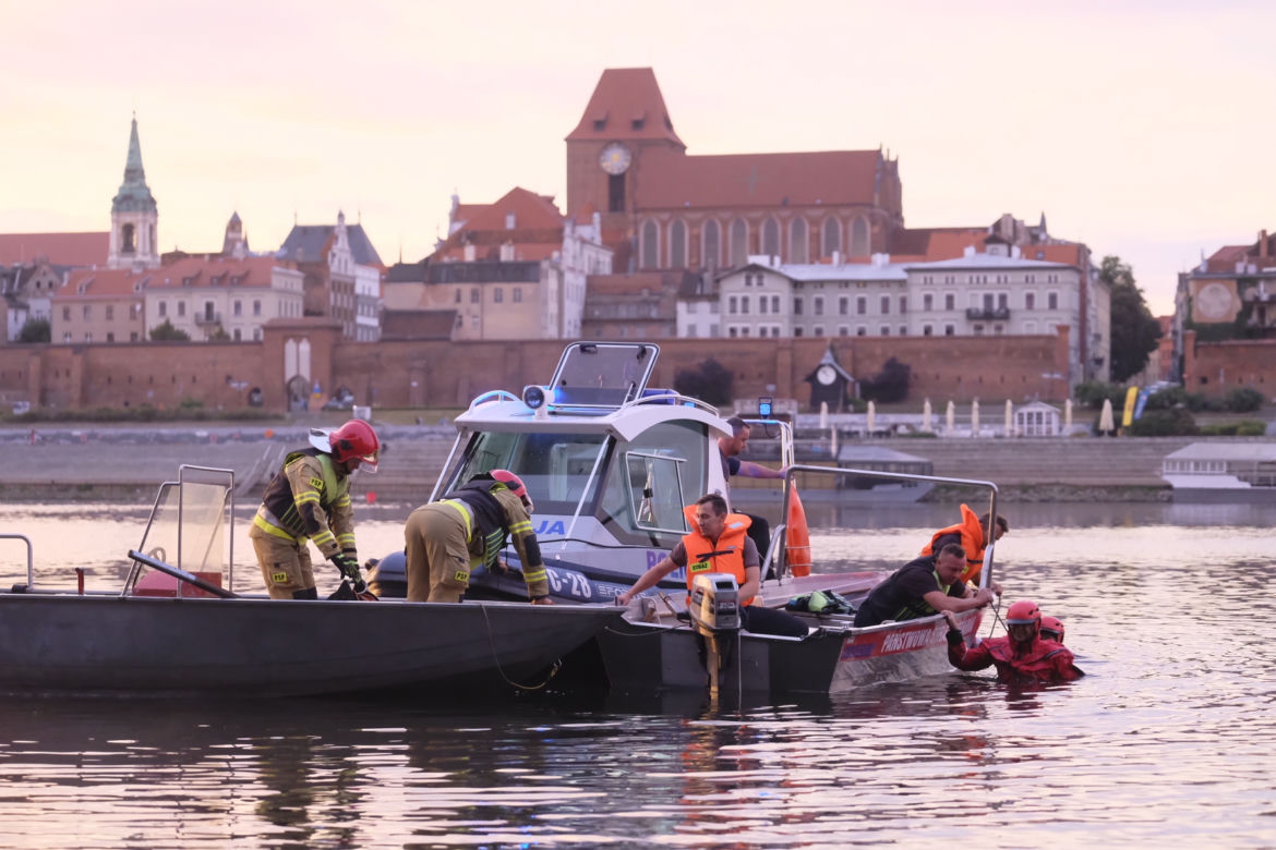 Toruń: Auto wylądowało w Wiśle! 