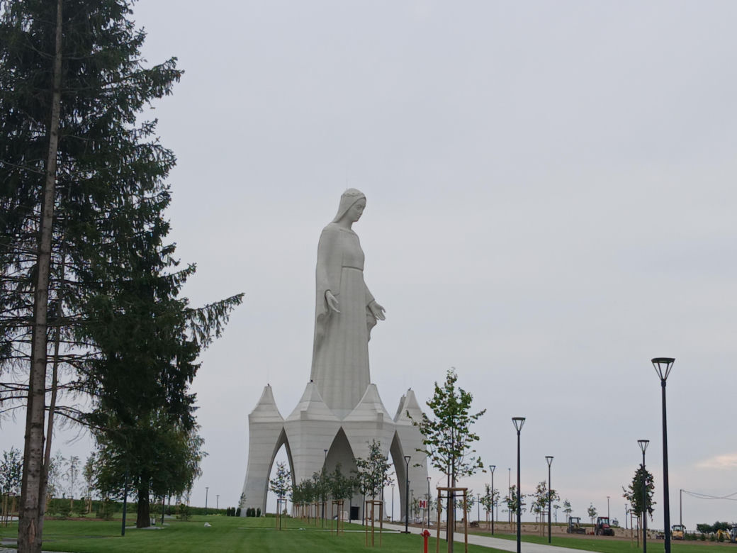 Gigantyczna figura prawie gotowy! 55-metrowa Maryja już przyciąga tłumy. "Robi wrażenie"