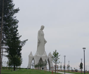 Gigantyczna figura prawie gotowy! 55-metrowa Maryja już przyciąga tłumy. Robi wrażenie