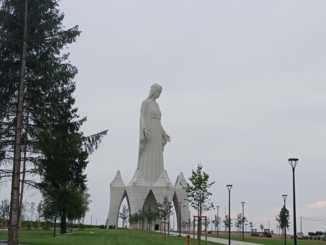Gigantyczna figura prawie gotowy! 55-metrowa Maryja już przyciąga tłumy. "Robi wrażenie"