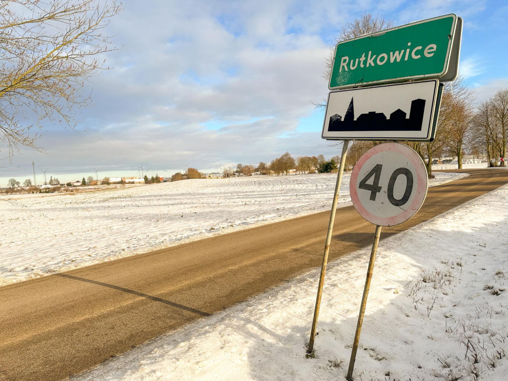 Strażak z promilami, wóz strażacki rozbił się na drzewie