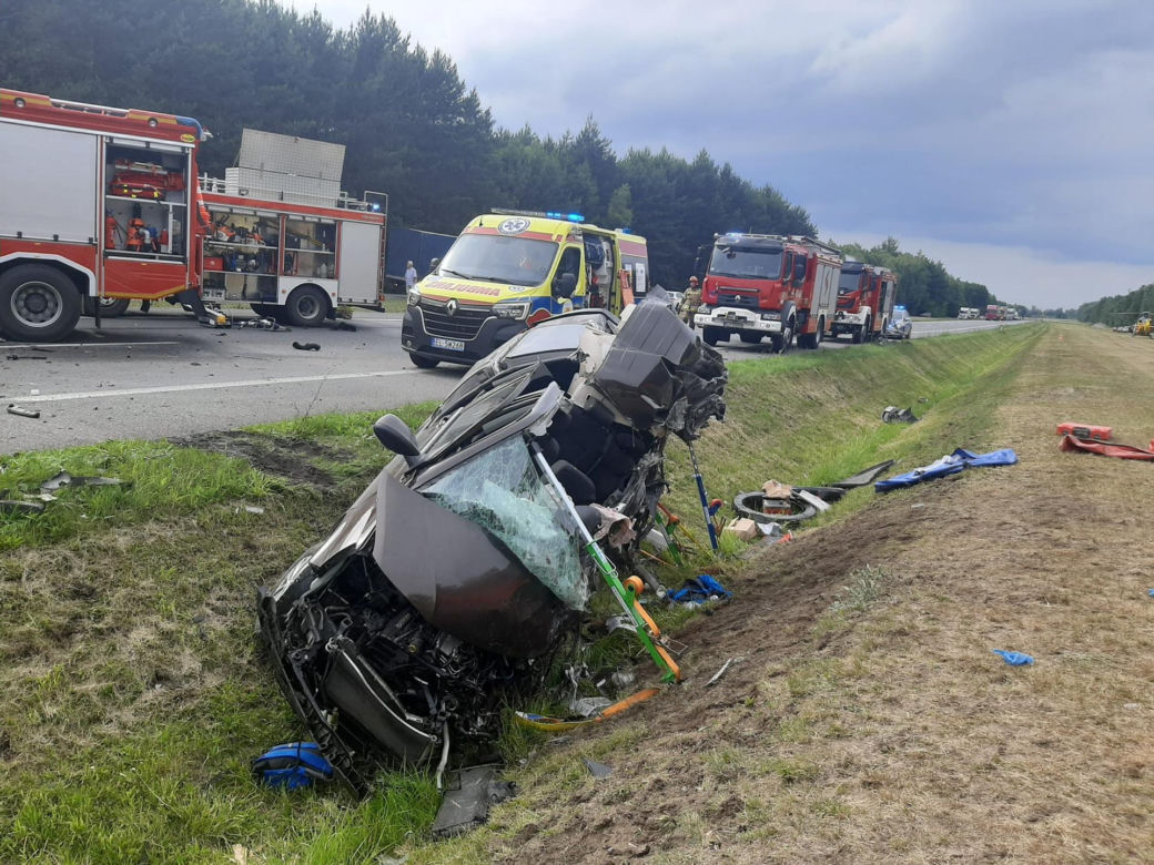 Śmiertelny wypadek pod Łowiczem. Czterech mężczyzn z busa zginęło w zderzeniu z tirem [ZDJĘCIA].