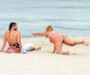 Marysia  Sadowska ćwiczy na plaży