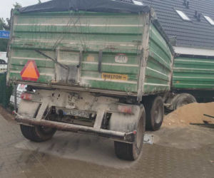 Groźna kolizja w Dąbczu. Traktor z przyczepami wjechał w dom i przewrócił się