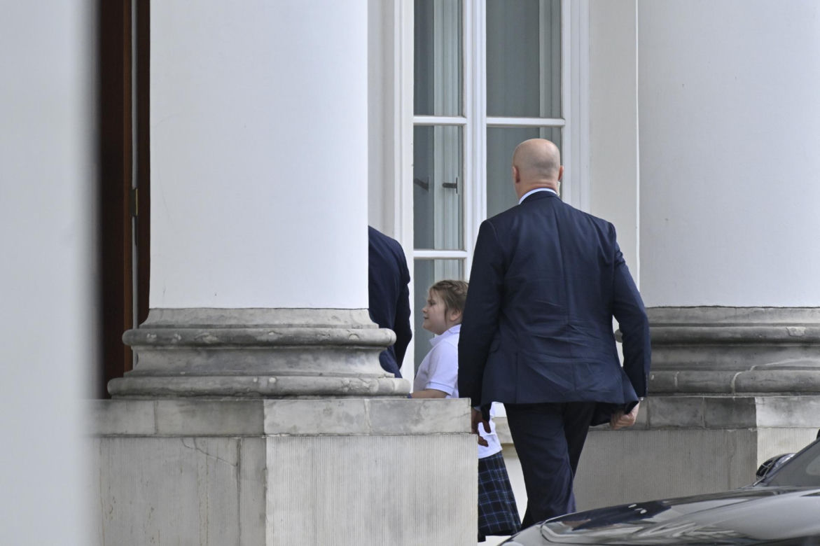Karol Nawrocki który odbiera Kasię ze szkoły.
