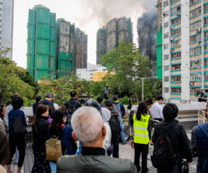 To najtragiczniejszy pożar w Hongkongu od dziesięcioleci. Bilans ofiar wzrósł do 94. Strażacy muszą przeszukać 2 tysiące mieszkań