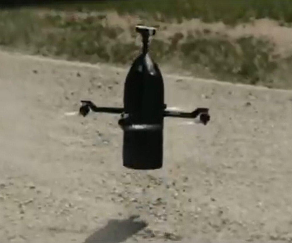 Czarny dron o podłużnym kształcie w locie nad ziemią. O upadku wojskowej maszyny pod Warszawą przeczytasz na SE.