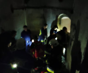 Piątnica. Turysta z Warszawy miał wypadek w forcie. Leżał w ciemności i czekał na pomoc